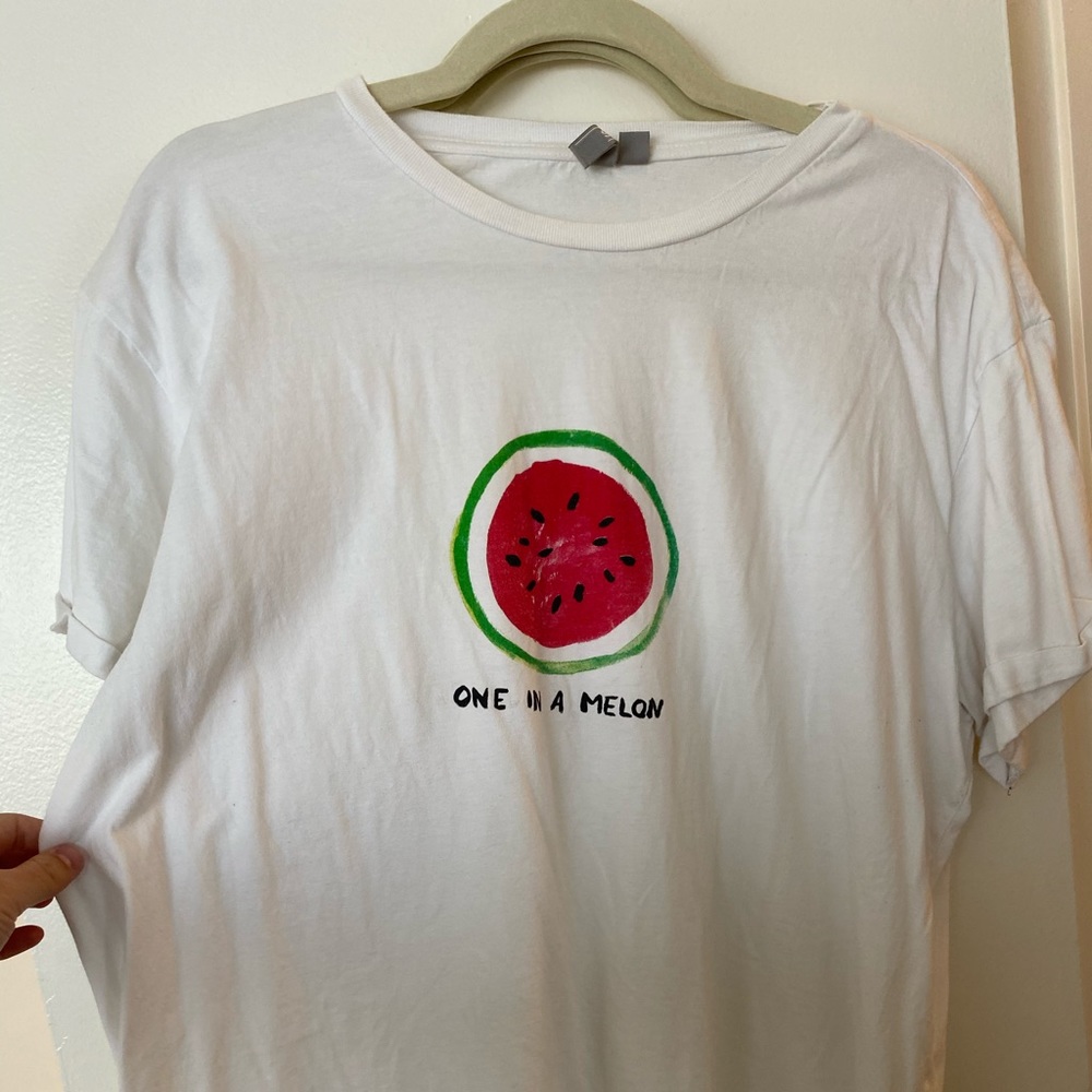 Cute graphic white tee!